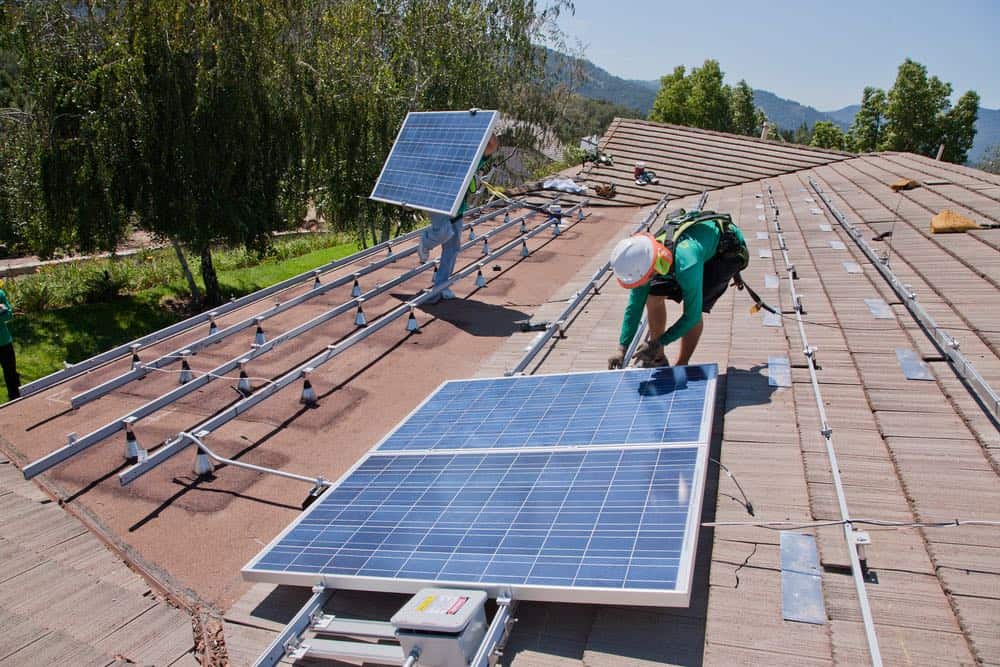instalando placas solares en una empresa