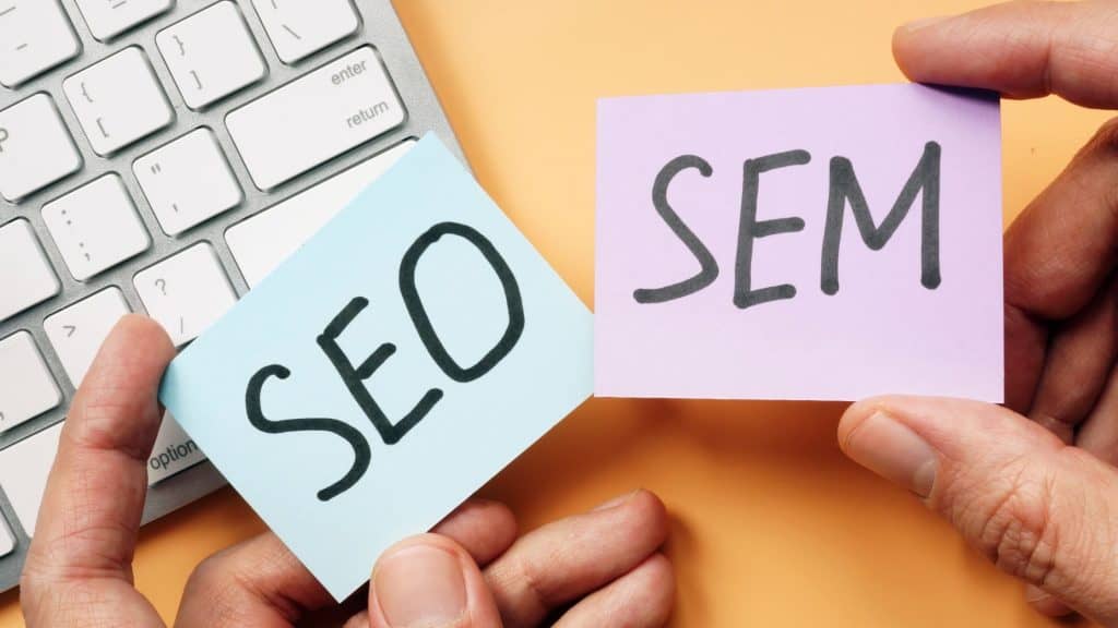 ¿SEO o SEM? Te ayudamos a tomar la decisión correcta para tu negocio con una comparativa detallada de ambas estrategias.