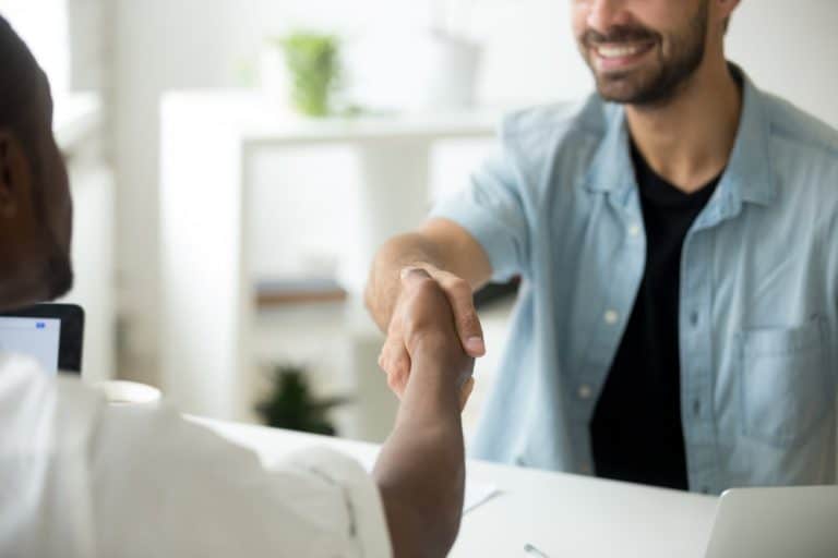 personas dando la mano